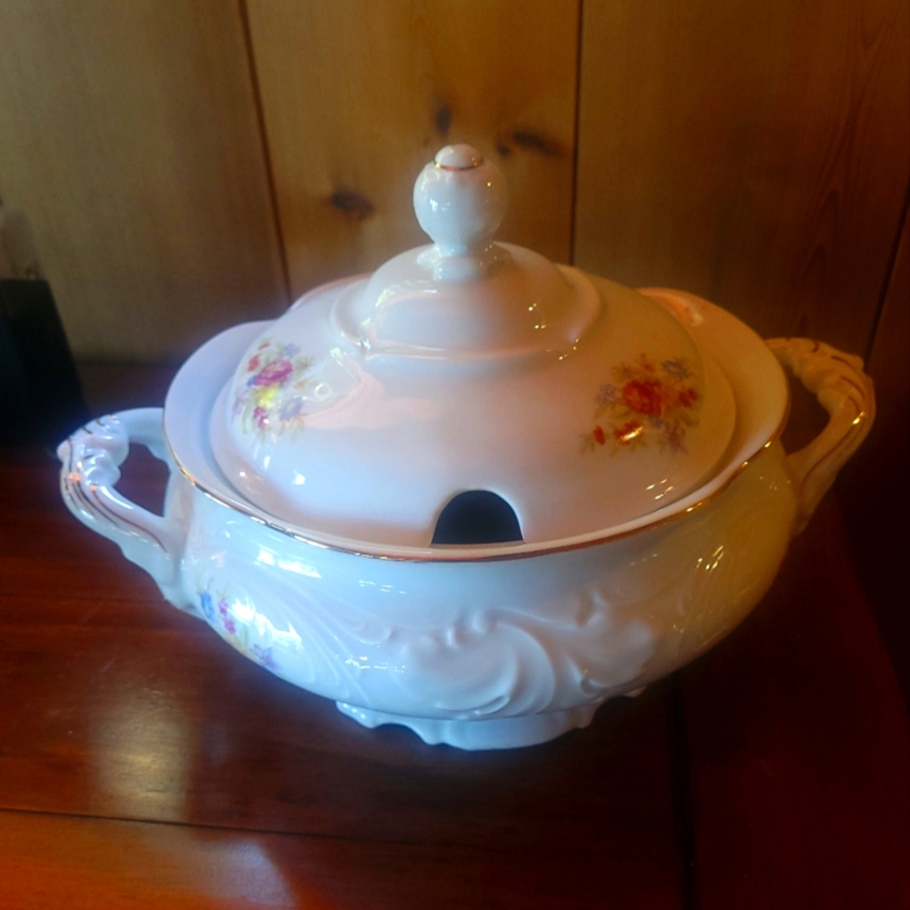 Beautiful Royal Kent (RKT6 Collection) Large Soup Tureen. Made In Poland.
